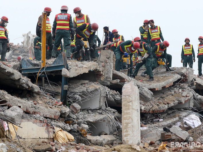 В Пакистане обрушился 4-этажный завод: 20 человек погибли, около 50 пропали без вести