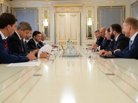 Зеленский обсудил с Волкером ситуацию на Донбассе