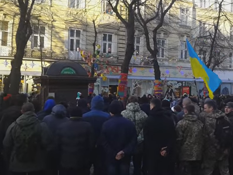 "Хунта буде!": во Львове участники марша в поддержку заключенных патриотов собрались под магазином Roshen. Видео