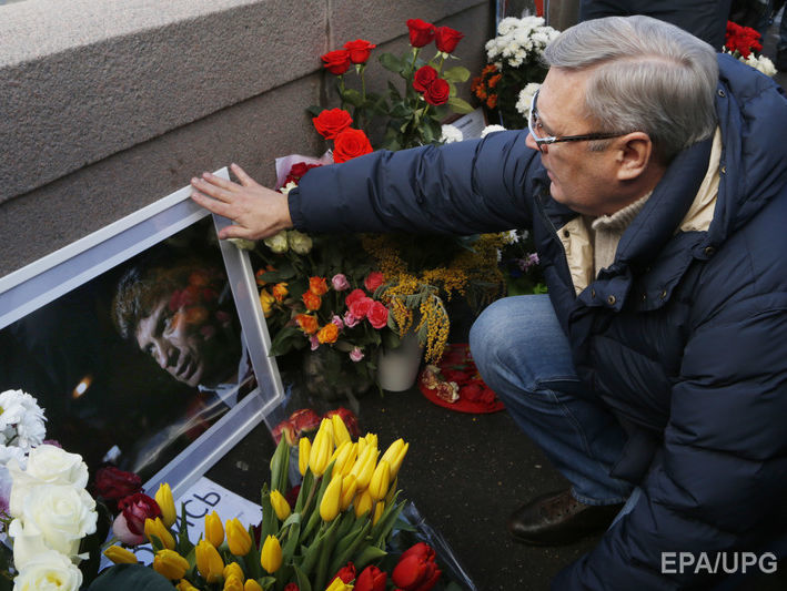 Марш памяти Немцова в Москве завершился возложением цветов к месту его гибели