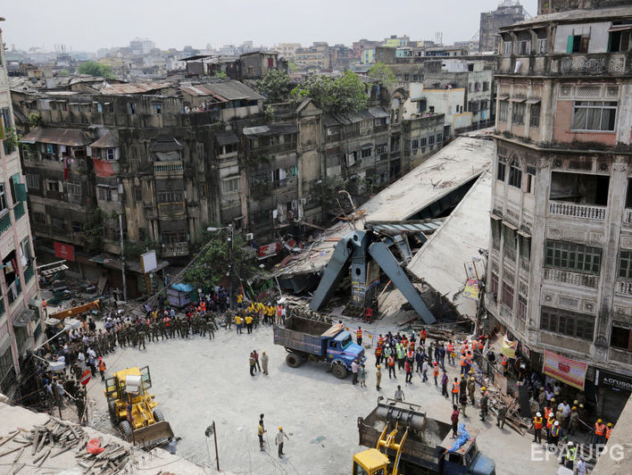Жертвами обрушения моста в Индии стали 24 человека