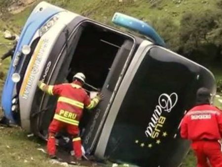 В Перу автобус упал в пропасть, 24 человека погибли