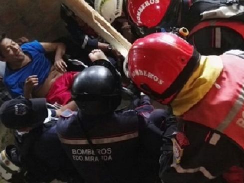 В Эквадоре спустя 13 дней после землетрясения под завалами обнаружили живого человека &ndash; СМИ