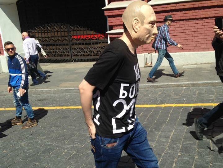 В Москве суд приговорил активиста, гулявшего по Красной площади в маске Путина, к 20 суткам ареста