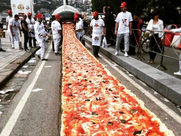 В Неаполе приготовили рекордную пиццу длиной 2 км