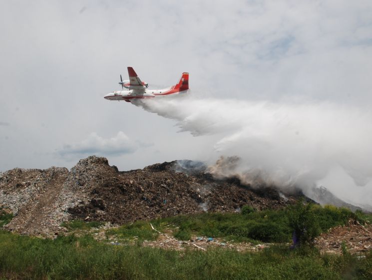 ГСЧС: Работа пожарной авиации на свалке под Львовом приостановлена