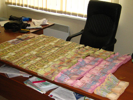 В Мариуполе правоохранители разоблачили организованный чиновниками конвертцентр с ежемесячным оборотом 10 млн грн