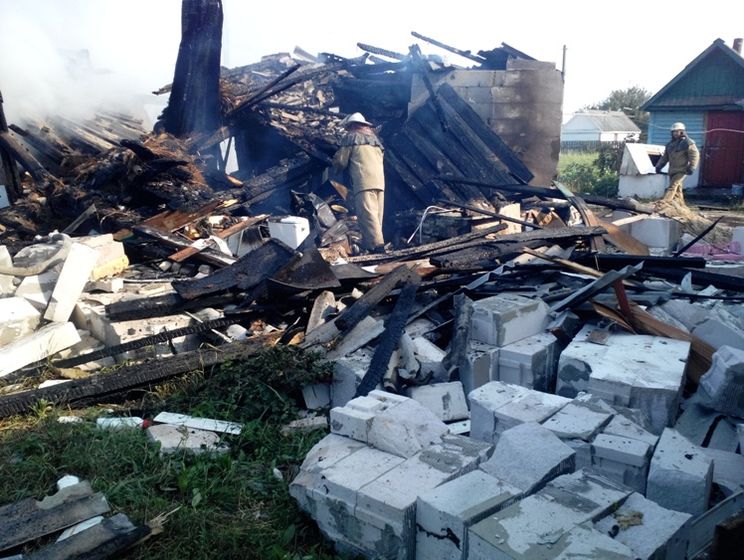 В Житомирской области произошел взрыв и пожар в жилом доме, три человека пострадали