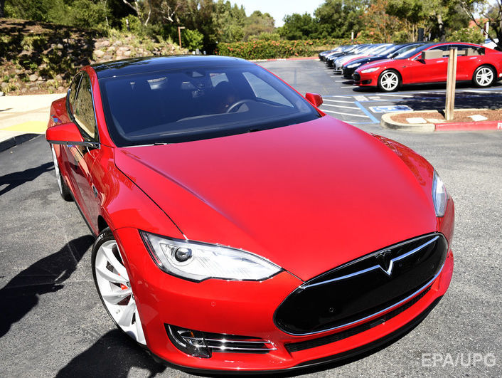 В США проверяют автомобили Tesla после аварии с летальным исходом