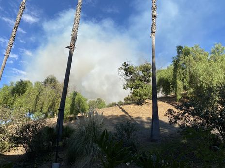 В Калифорнии спасатели тушат пожар в районе киностудии Warner Bros.
