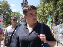 В Одессе неизвестные пытались забросать Савченко яйцами. Фоторепортаж