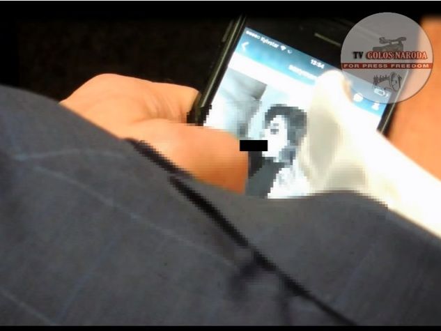 В сети опубликовали ролик из Верховной Рады, на котором нардеп смотрит на телефоне порнографию. Видео
