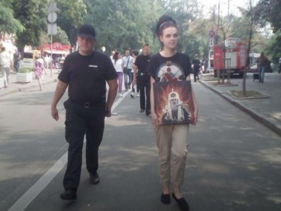 В Киеве полиция задержала участницу крестного хода с иконой, изображавшей патриарха Кирилла в огне