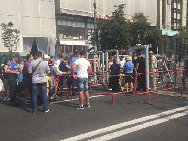 Полиция: В Киеве при помощи металлодетекторов выявили участников крестного хода УПЦ МП с ножами