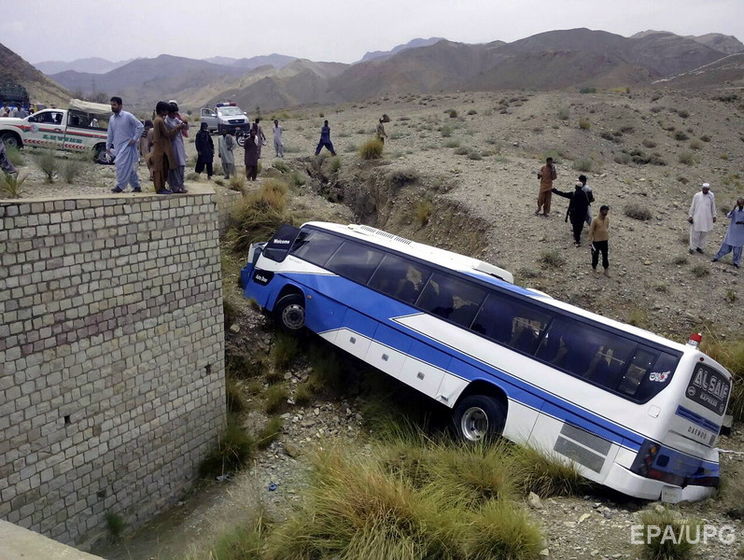 В Пакистане автобус столкнулся с грузовиком, погибли 12 человек