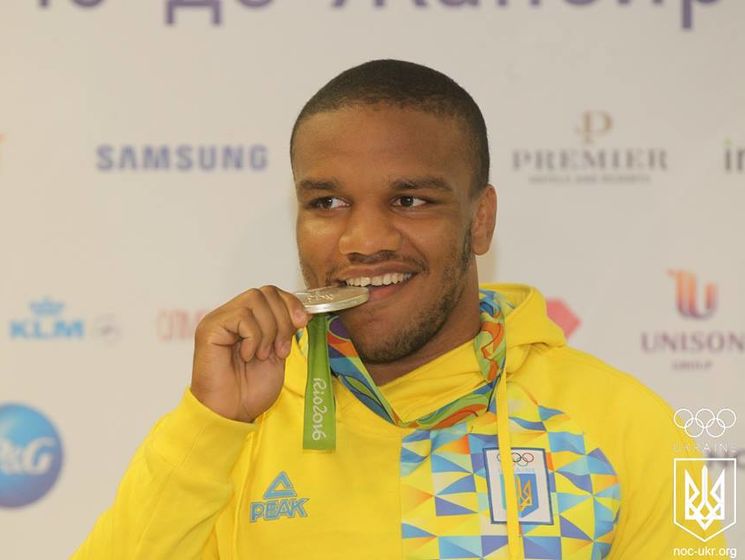Украинского серебряного призера Олимпиады Беленюка встретили в аэропорту