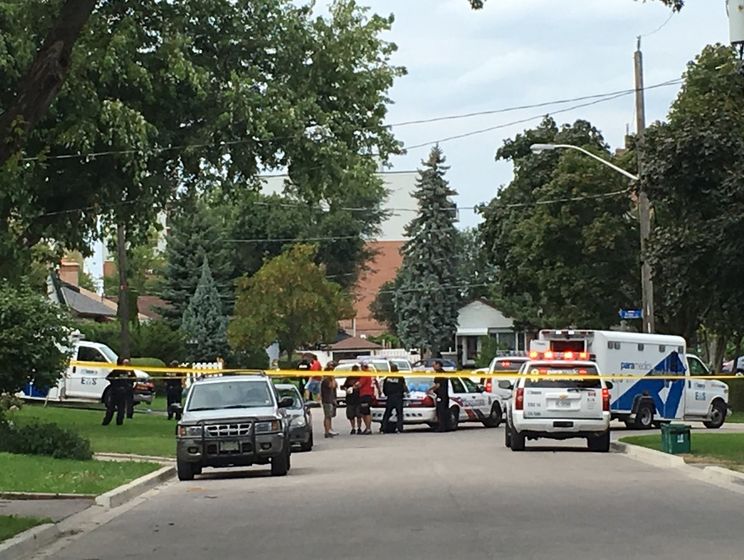 В Торонто мужчина застрелил из арбалета троих человек