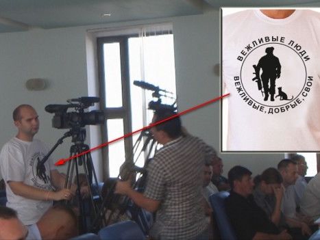 В Лисичанске оператор местного телеканала пришел в горсовет в футболке "Вежливые люди"