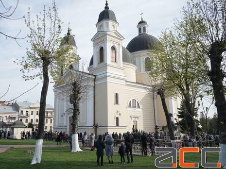 Украинцы святят вербу в церквях, несмотря на карантин. Фоторепортаж