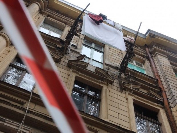 В центре Одессы в жилом доме рухнул балкон вместе с женщиной