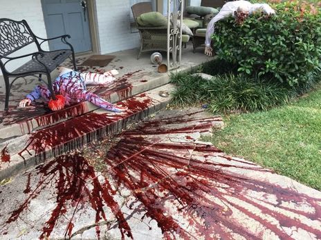 Тела в мешках и залитая кровью лужайка. Художник из Далласа перестарался с украшением дома на Хэллоуин