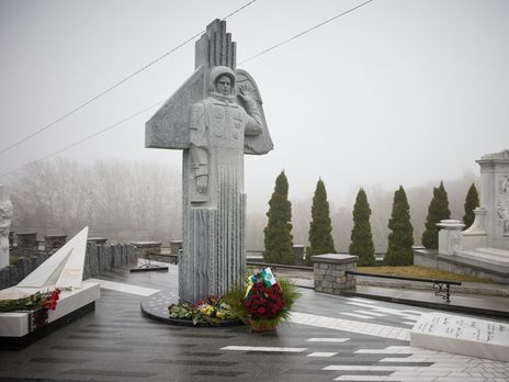 На Байковому кладовищі в Києві відкрили пам'ятник Каденюку. Фоторепортаж