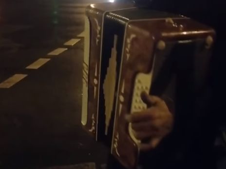 В Киеве водитель с признаками алкогольного опьянения сыграл патрульным на гармони. Видео