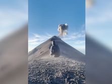 Житель Гватемалы медитировал на горе, когда за его спиной началось извержение вулкана. Видео