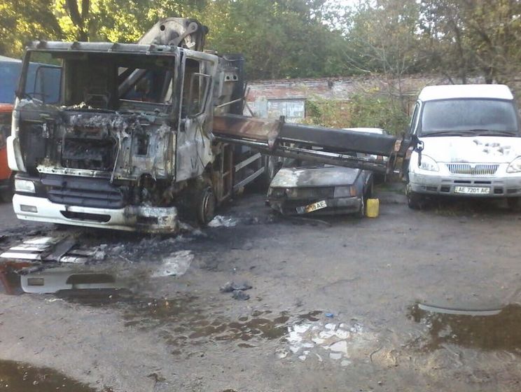 Филатов: Ночью сожгли манипулятор, с помощью которого коммунальные службы убирали незаконные МАФы