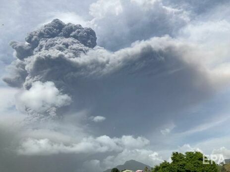 На острове Сент-Винсент начал извергаться вулкан, эвакуируют 16 тыс. человек