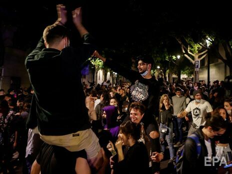 Жители Испании устроили на улицах массовые вечеринки в первую ночь без карантина