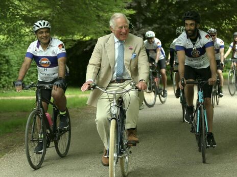 72-річного принца Чарльза, який їхав на велосипеді в діловому костюмі, зняли на відео