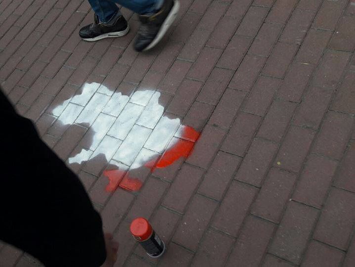 Митингующим под посольством Нидерландов студентам запретили рисовать на асфальте "кровавую" карту Украины