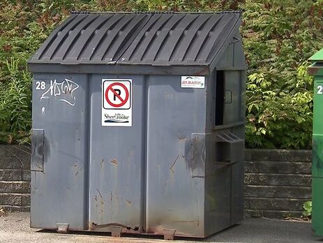 В Канаде полицейские выбросили в мусорный контейнер тело умершей женщины. Затем извинились