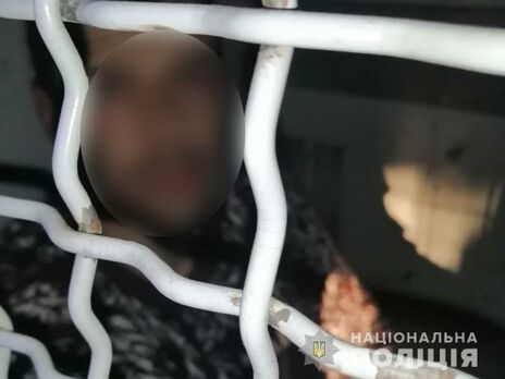 В Киевской области мужчина ночью залез в чужой дом, порезал одного ребенка и сломал нос другому