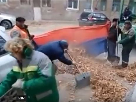 В Волгограде наказали коммунальщиков, которые использовали российский флаг для уборки мусора