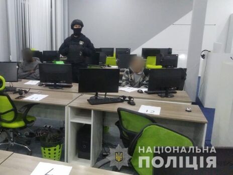 Полиция Украины и ФБР разоблачили кол-центр, выманивший у иностранцев $7,5 млн