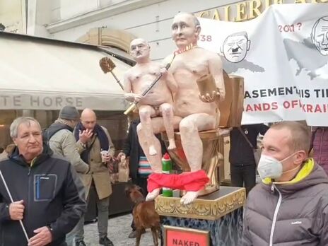У Празі голих ляльок Путіна та Лукашенка посадили на золотий унітаз біля посольства Білорусі. Відео