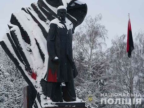 В Тернополе памятник Бандере облили красной краской, вандала зафиксировали камеры. Видео