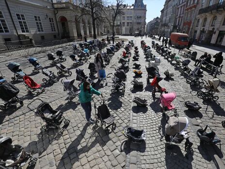 Во Львове выставили 109 пустых детских колясок в память об убитых оккупантами детях. Фоторепортаж