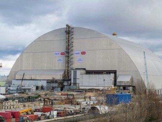 В Минэкологии показали, как надвигали арку на четвертый энергоблок Чернобыльской АЭС. Видео
