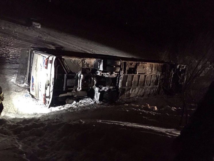 Под Днепром перевернулся автобус: пострадало 19 детей, один человек погиб