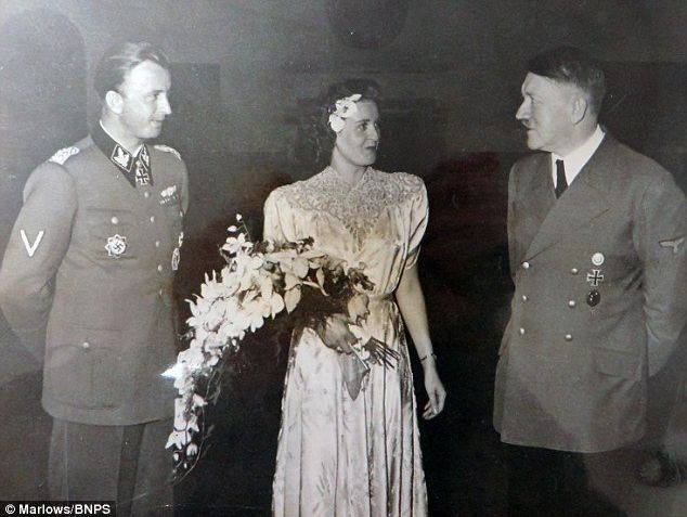 В сеть попали ранее неизвестные фото визита Гитлера на свадьбу младшей сестры Евы Браун