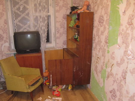 В Киеве женщина на девять дней закрыла двух детей в квартире, ее годовалый сын умер от голода
