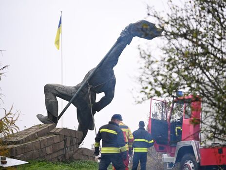 В Ужгороді прибрали пам'ятник радянським 