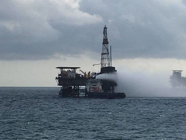 В Азербайджане после обрушения эстакады в пункте сбора нефти в море пропали 10 человек