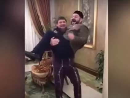 "Ноги поломаю – на руках носить буду". Кадыров носил Галустяна на руках во время репетиции номера КВН. Видео
