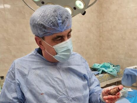 Український хірург витягнув із тіла військовослужбовця гранату, яка могла детонувати у будь-який момент – командування