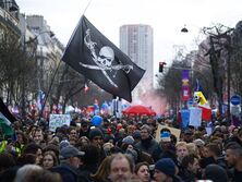 В Париже массово протестовали против пенсионной реформы, произошли столкновения с полицией. Фоторепортаж