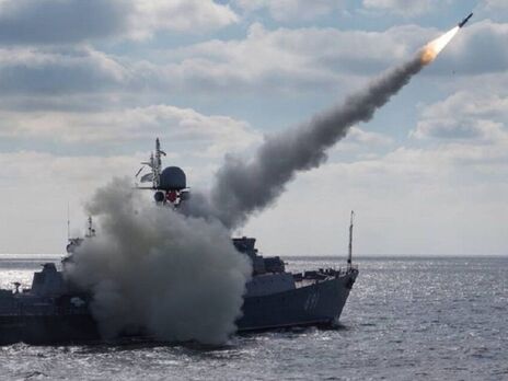 В Черном море дежурят два российских ракетоносителя с восемью 